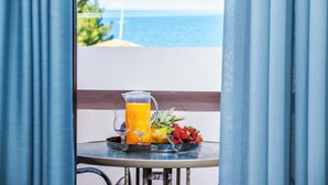 Suite familiale, 2 chambres, vue sur la mer | Balcon