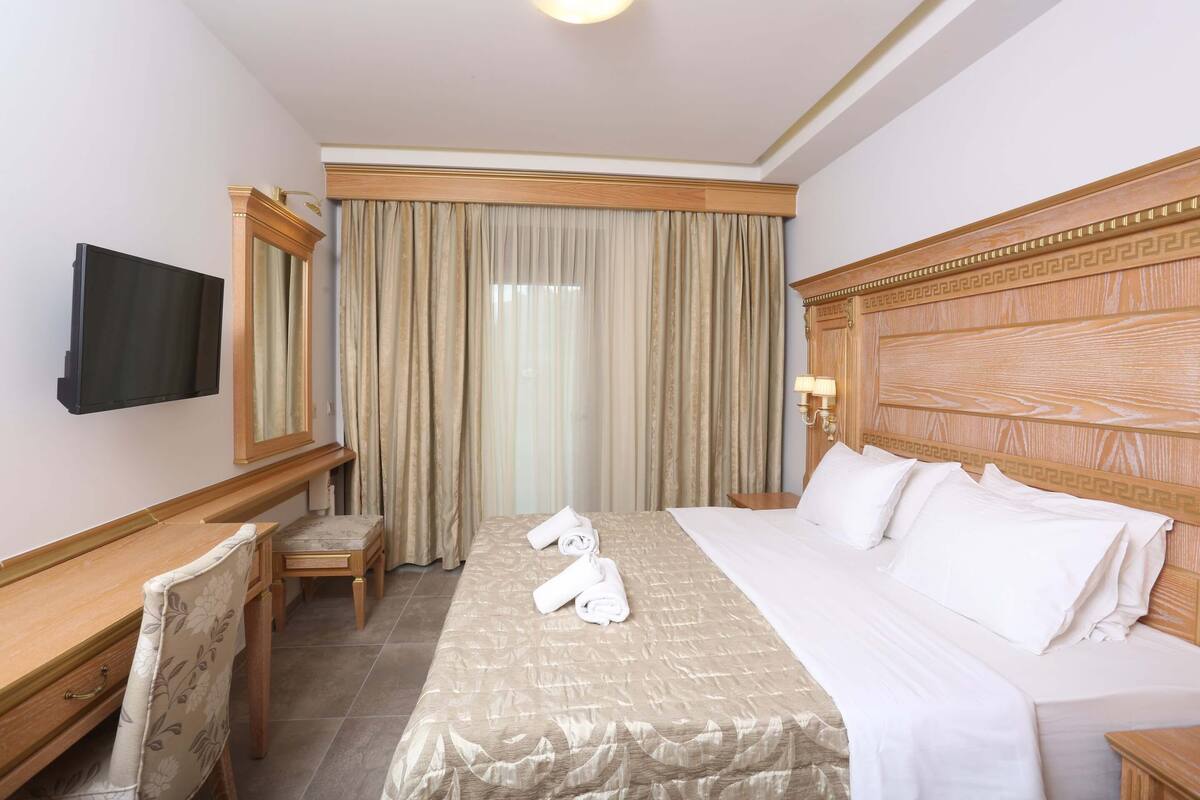 Deluxe Double Room, Partial Sea View | In-room safe, soundproofing, free cots/infant beds, free WiFi