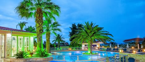 Kolam renang outdoor dan sebuah kolam renang air terjun