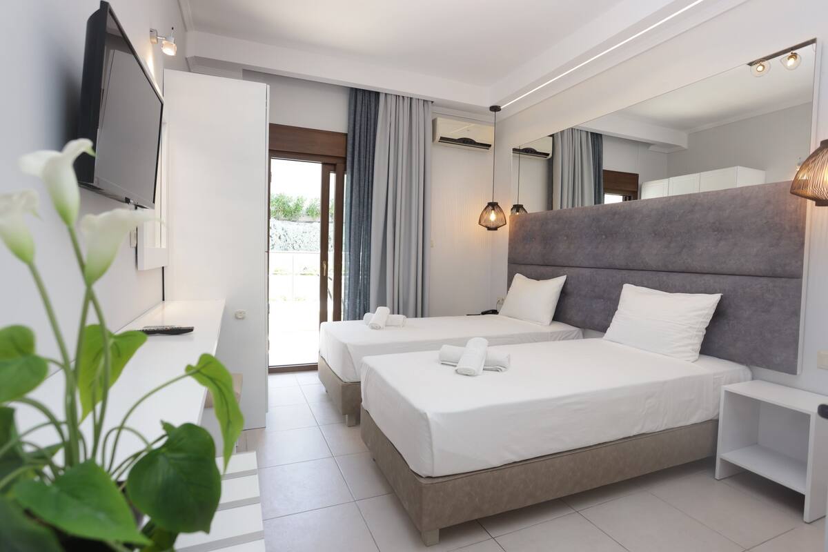 Double Room, Garden View | In-room safe, soundproofing, free cots/infant beds, free WiFi