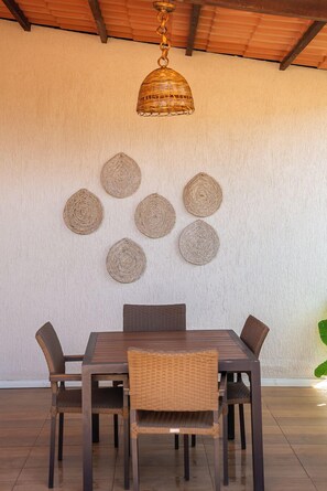 Quarto quádruplo, várias camas, para não fumantes | Terraço/pátio