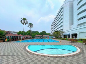 Outdoor pool, pool loungers - Sunlake Waterfront Resort and Convention (Jakarta)