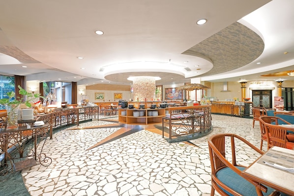 A spacious lobby with a central island, seating areas, and a patterned floor. - Sunlake Waterfront Resort and Convention (Jakarta)