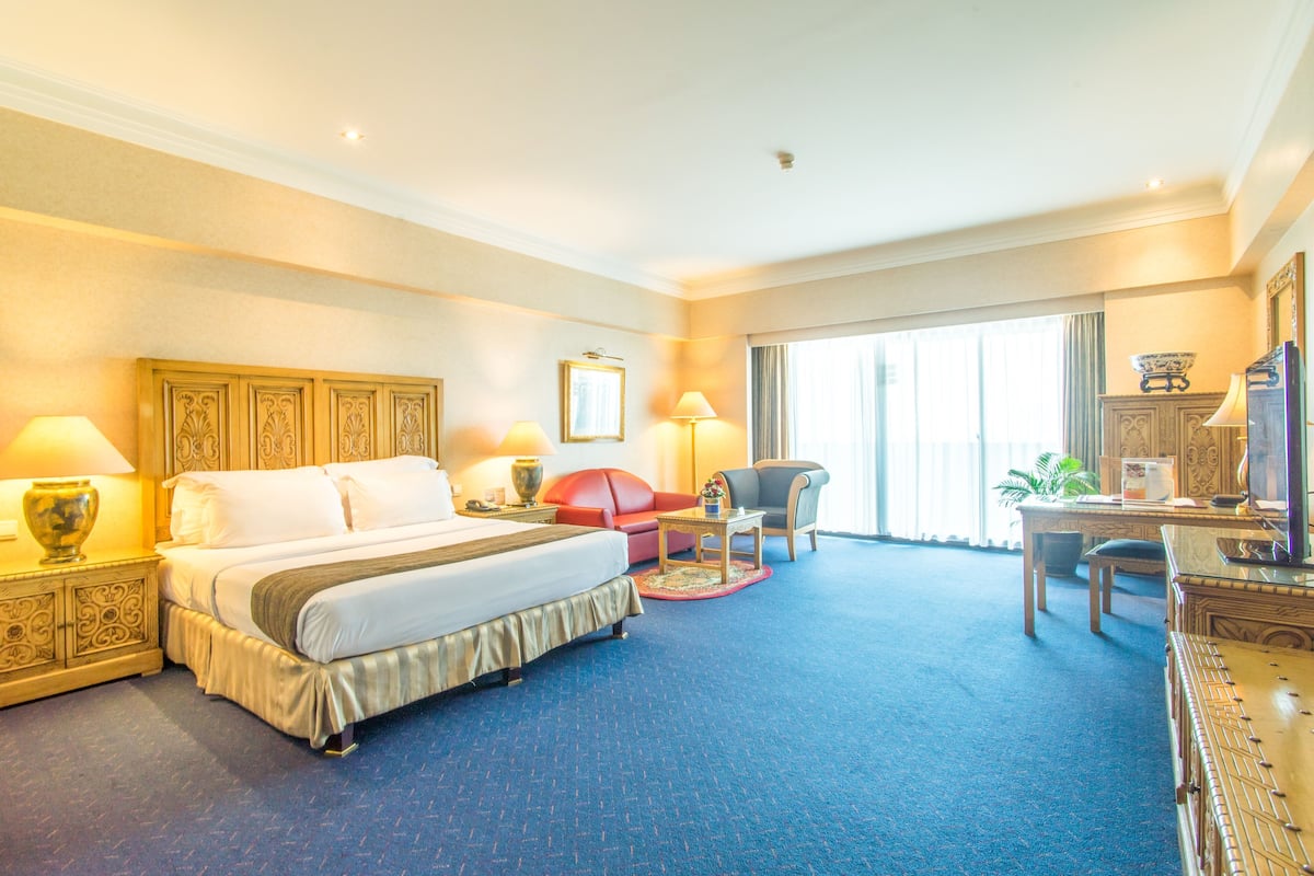 Bar mini, peti besi dalam bilik, meja, langsir/tirai gelap terus