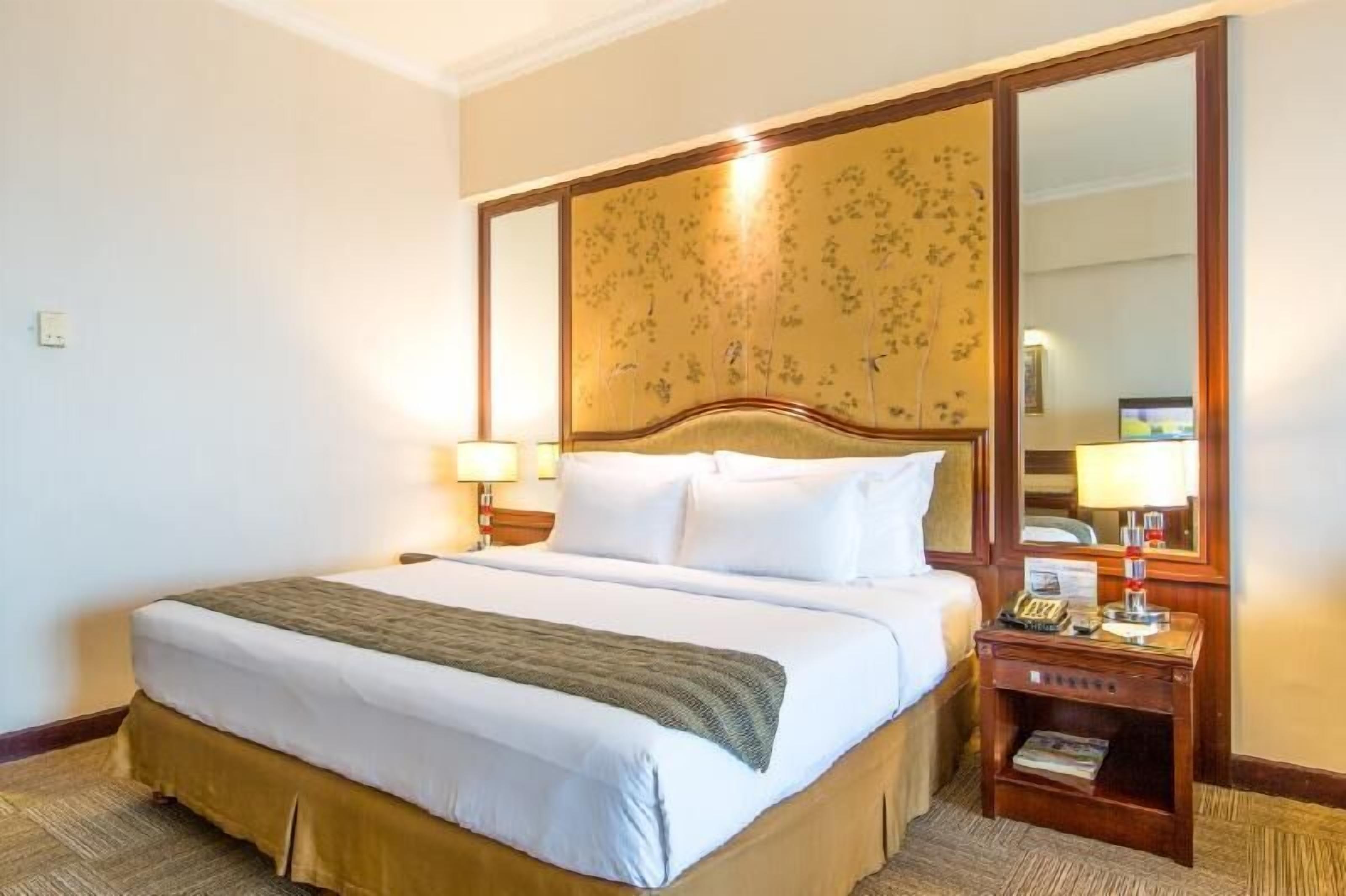 Bar mini, peti besi dalam bilik, meja, langsir/tirai gelap terus 