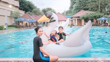 Outdoor pool, pool loungers