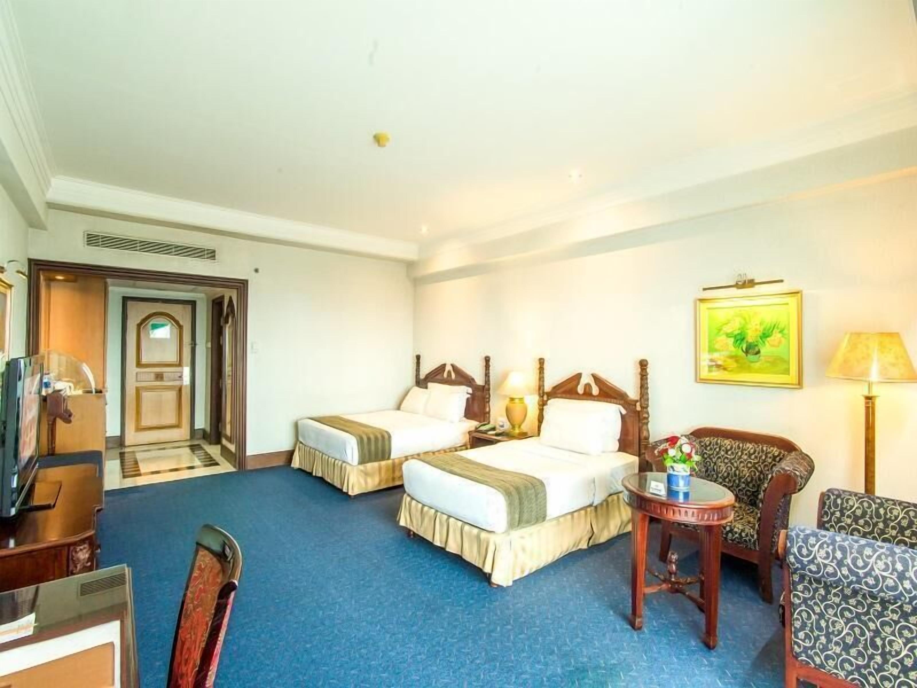 Bar mini, peti besi dalam bilik, meja, langsir/tirai gelap terus 