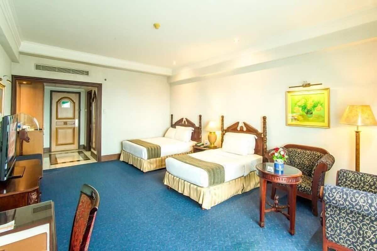 Bar mini, peti besi dalam bilik, meja, langsir/tirai gelap terus