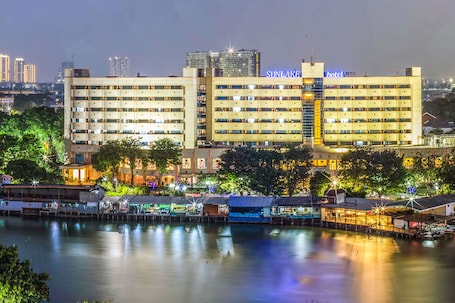 Exterior. Sunlake Waterfront Resort and Convention