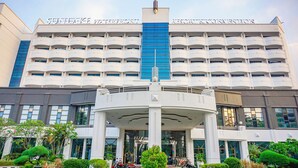 A hotel with a central entrance, multiple floors, and a prominent sign reading "SENILAKE WATERFRONT RESORT & CONVENTION". - Sunlake Waterfront Resort and Convention (Jakarta)