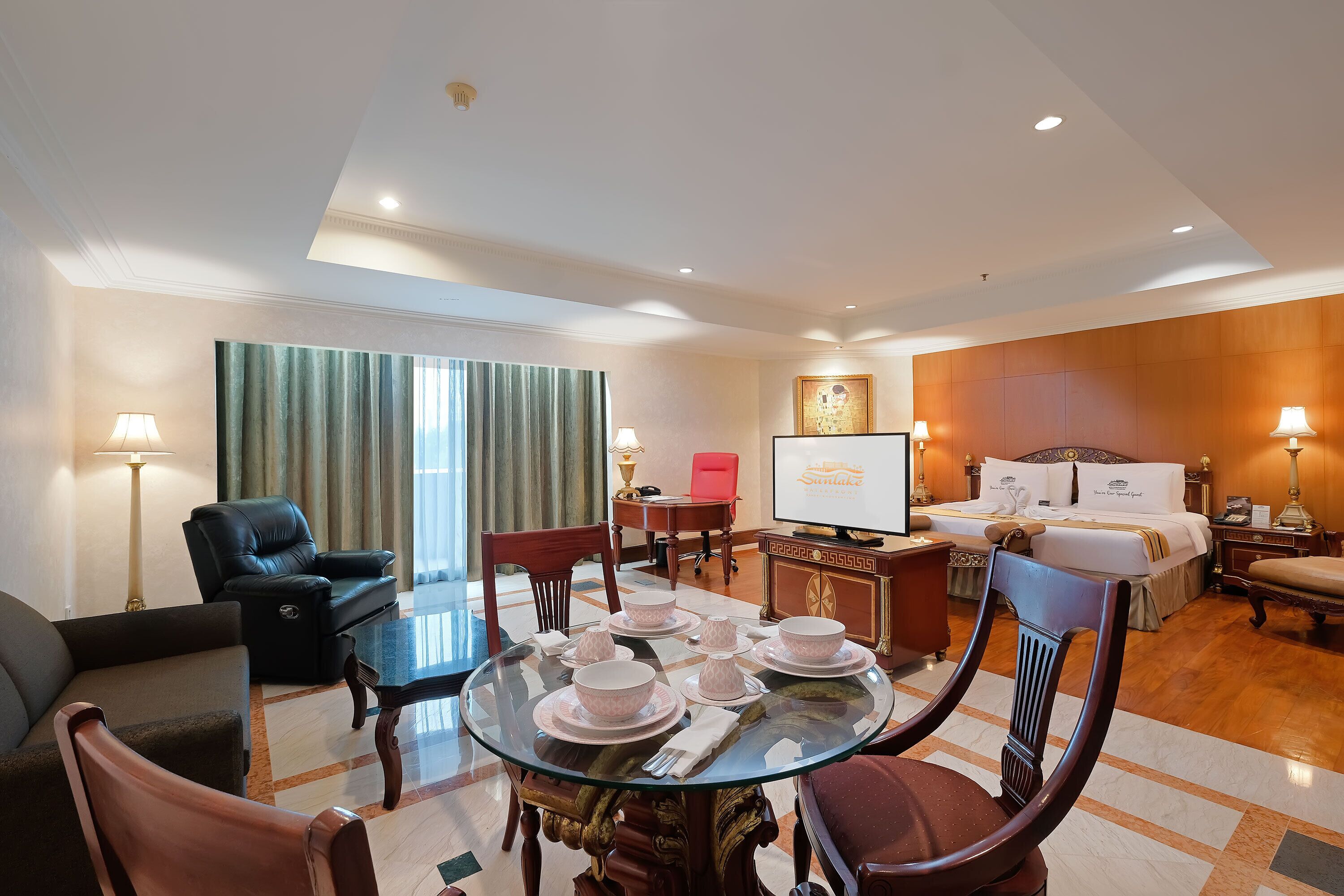 Royal Suite | Minibar, in-room safe, desk, blackout drapes