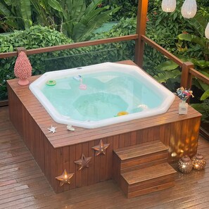 Outdoor spa tub - Pousada Del Mares (Fernando de Noronha)