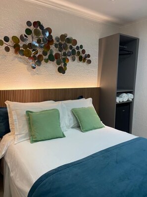 Minibar, desk, blackout curtains, iron/ironing board - Pousada Del Mares (Fernando de Noronha)