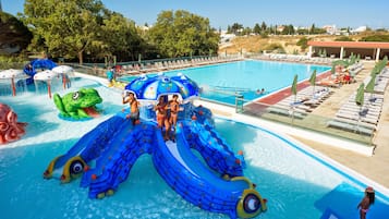 3 udendørs pools, åben fra kl. 10.00 til kl. 17.30, liggestole