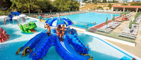 3 piscines extérieures, chaises longues