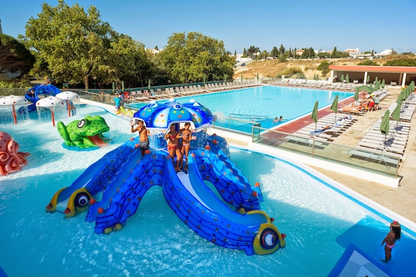3 outdoor pools, open 10:00 AM to 5:30 PM, pool loungers
