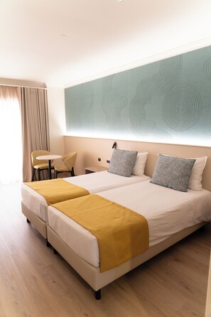 Desk, blackout curtains, soundproofing, free WiFi - Ukino Palmeiras Village Family Resort - All Inclusive (Lagoa)