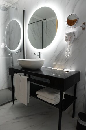 Kombinasi shower/bathtub, bathtub besar, pengering rambut, dan handuk