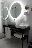 Combined shower/tub, deep soaking tub, hair dryer, towels