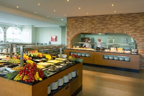 Free daily buffet breakfast - Ukino Palmeiras Village Family Resort - All Inclusive (Lagoa)