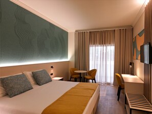 Escritorio, cortinas blackout, sistema de insonorización y wifi gratis 