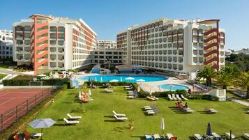 3 piscinas al aire libre (de 10:00 a 17:30), tumbonas