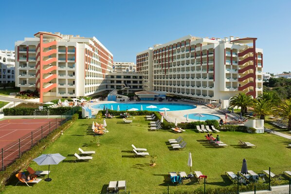 3 outdoor pools, open 10:00 AM to 5:30 PM, pool loungers - Ukino Palmeiras Village Family Resort - All Inclusive (Lagoa)