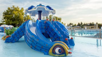 3 outdoor pools, open 10:00 AM to 5:30 PM, pool loungers