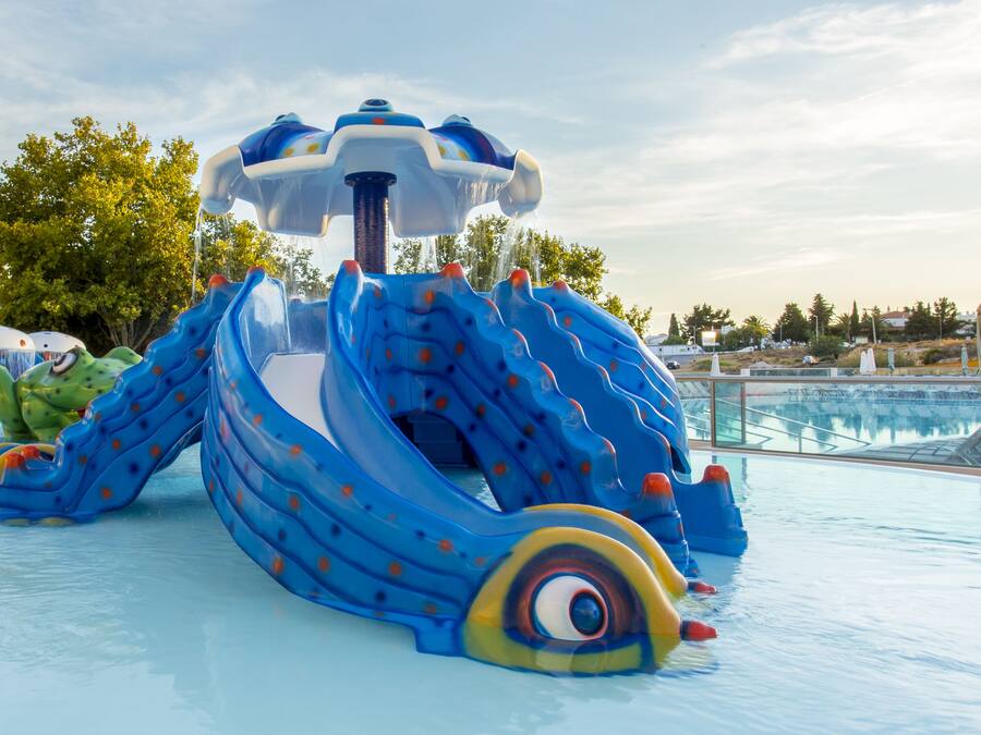 3 piscines extérieures, chaises longues
