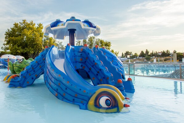 3 outdoor pools, open 10:00 AM to 5:30 PM, pool loungers - Ukino Palmeiras Village Family Resort - All Inclusive (Lagoa)