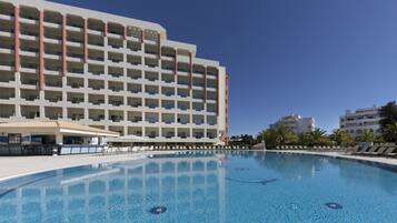 3 albercas al aire libre, acceso de 10:00 a 17:30, y camastros