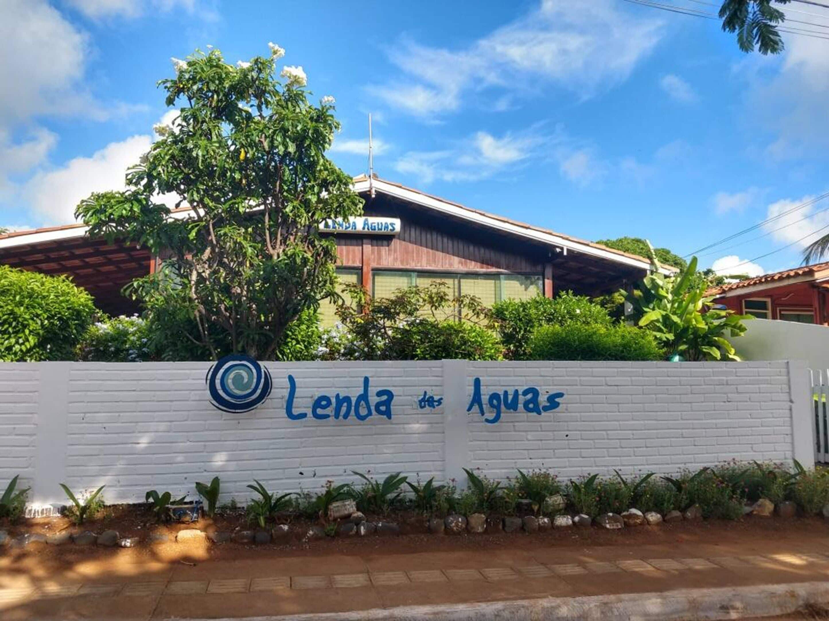 Ein Schild mit der Aufschrift 'Lenda de Aguas', im Hintergrund ein Gebäude.