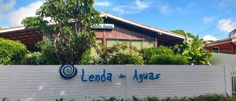 Ein Schild mit der Aufschrift 'Lenda de Aguas', im Hintergrund ein Gebäude.
