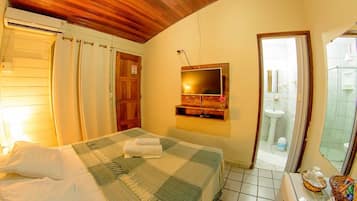 Economy tweepersoonskamer | Een minibar, individueel gedecoreerd, een bureau, geluiddichte muren