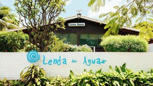 A building with a sign reading "Lenda Agua". - Pousada Lenda das Águas (Fernando de Noronha)