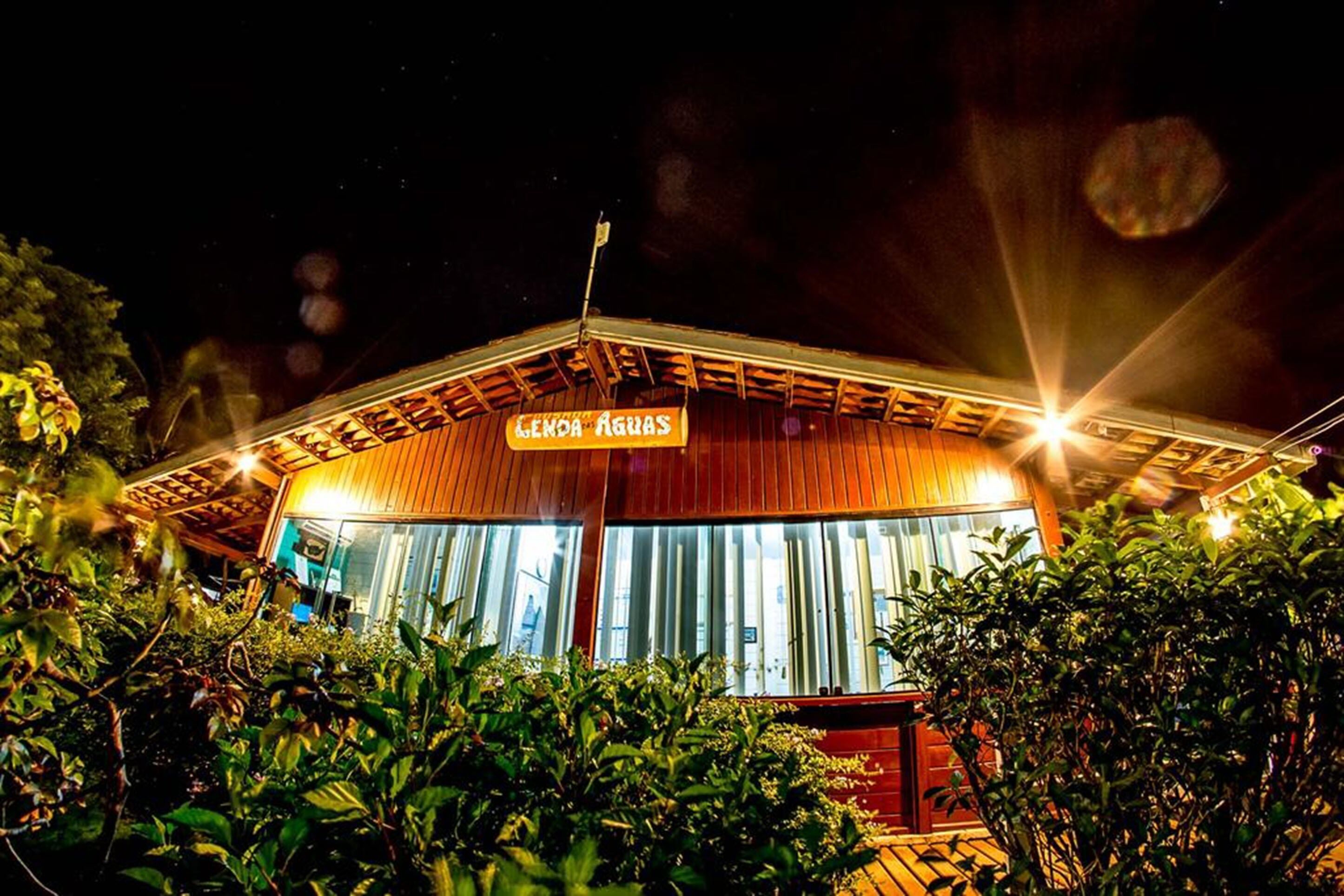 Overnatningsstedets facade – aften/nat