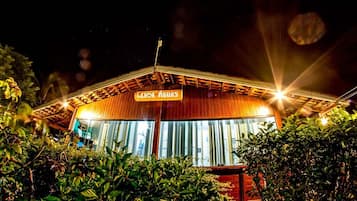 Voorkant accommodatie - avond/nacht