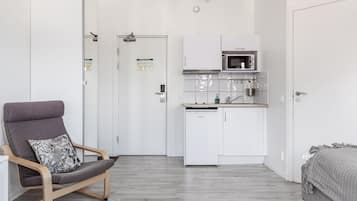 Iron/ironing board, free wired internet, bed sheets