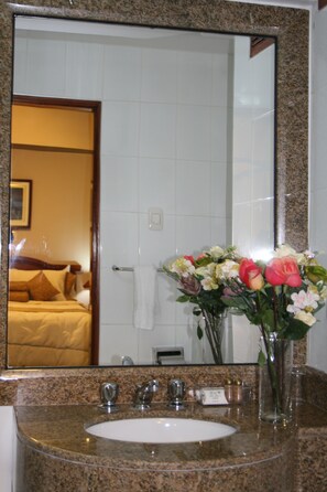 Standard Single Room | Bathroom | Combined shower/tub, free toiletries, hair dryer, towels