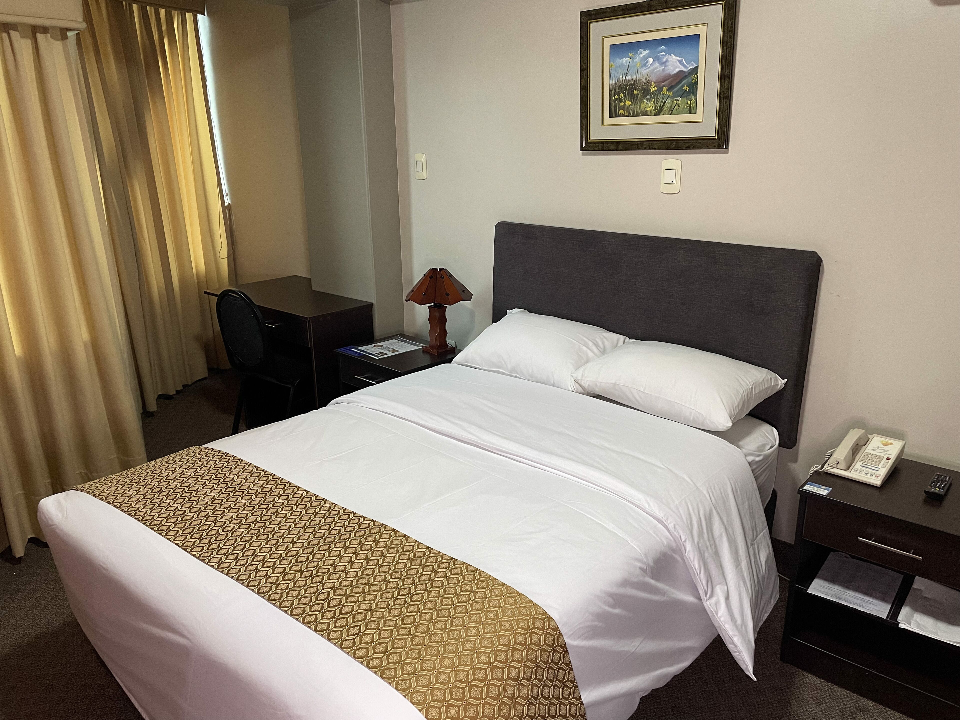 business room | bathroom | combined shower/bathtub, free toiletries, hair dryer, towels