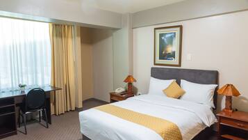 Business Room | Down comforters, pillowtop beds, in-room safe, desk