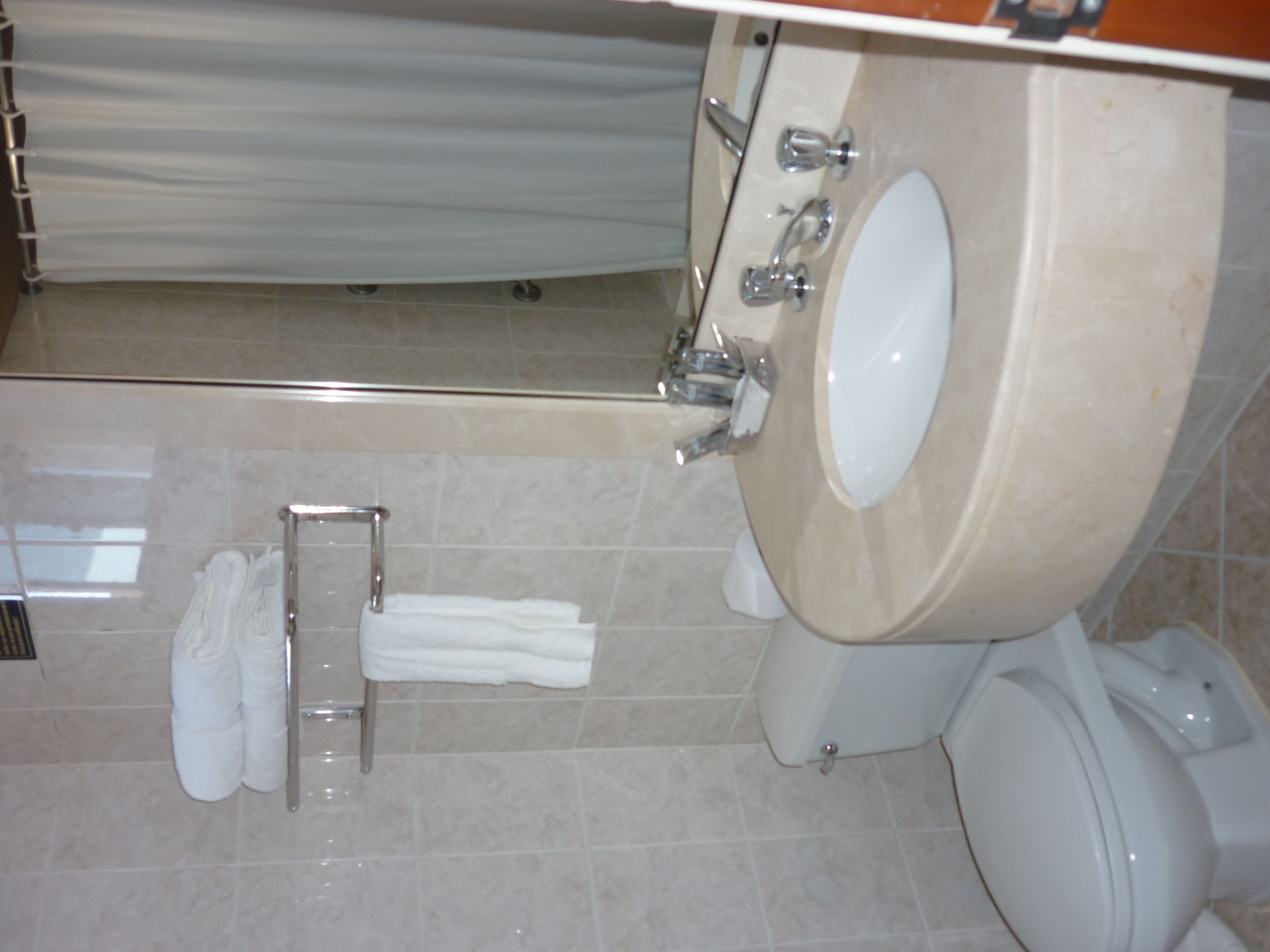 standard triple room | bathroom | combined shower/bathtub, free toiletries, hair dryer, towels