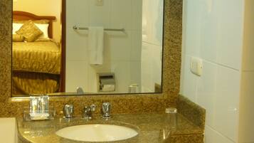 Habitacion Quadruple (4 camas Individuales) | Bathroom | Combined shower/bathtub, free toiletries, hair dryer, towels