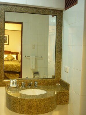 Habitacion Quadruple (4 camas Individuales) | Bathroom | Combined shower/tub, free toiletries, hair dryer, towels