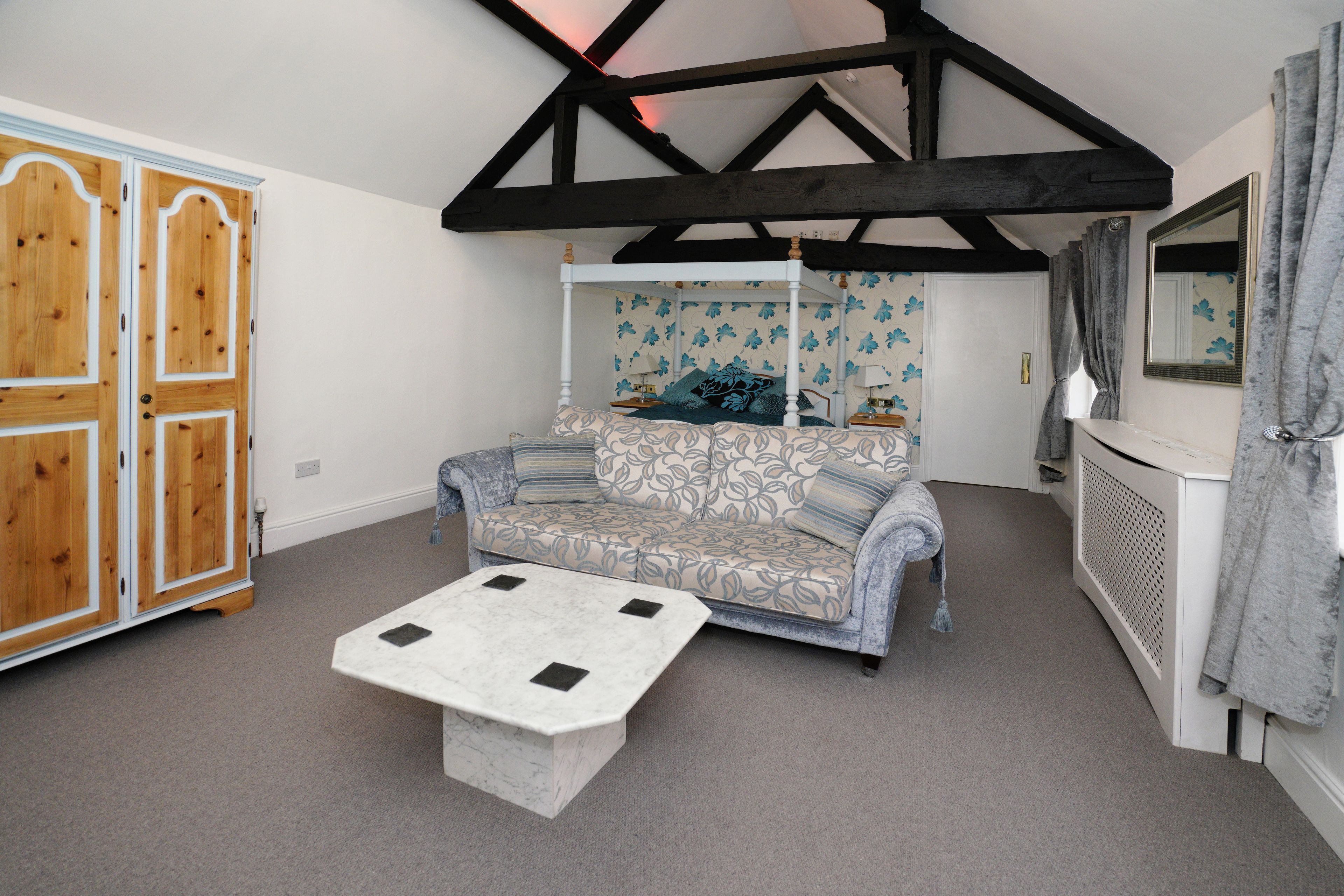 Suite | Iron/ironing board, bed sheets