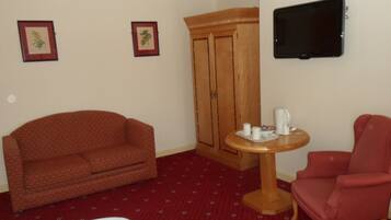 Iron/ironing board, bed sheets