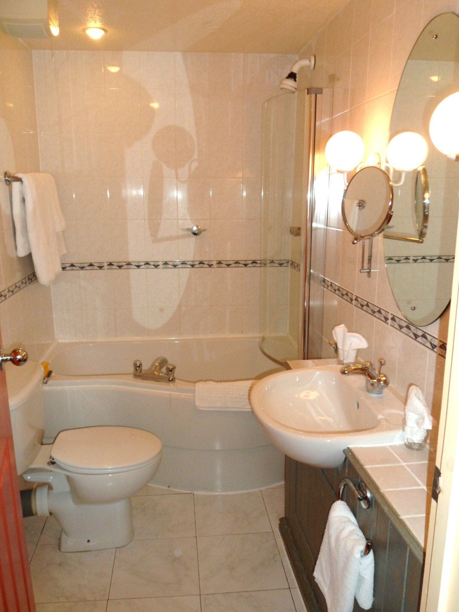A bathroom with a toilet, bathtub, and sink.