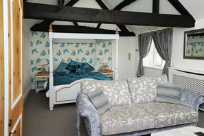 Suite | Iron/ironing board, bed sheets - Three Queens Hotel (Burton on Trent)