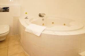 Suite | Badezimmer | Kostenlose Toilettenartikel, Haartrockner, Handtücher