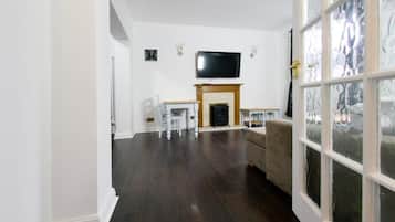 Iron/ironing board, bed sheets